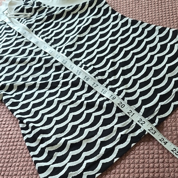 Seafolly Black and White Wave Pattern Rash guard Vest Top - Picture 7 of 14